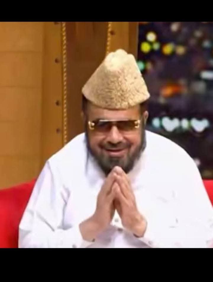 MaidahMuhammad's tweet photo. یہ بے ہودہ شخص دین کو بدنام کر رہا ہے مگر مجال ہے کسی عالم کی غیرت جاگی ہو ۔ مجال ہے اس شو میں بیٹھنے والے اینکر نے غیرت ایمانی کا ثبوت دیا ہو ۔۔ 

سوشل میڈیا پر ایک ویڈیو تیزی سے وائرل ہو رہی ہے جس میں مفتی عبدالقوی ایک ٹی وی پروگرام "پبلک ڈیمانڈ" میں شریک ہیں۔ پروگرام کے دوران انہوں نے اپنے ساتھ بیٹھی خاتون کا ہاتھ پکڑ کر اس کا چومنا شروع کر دیا۔ 

 خاتون کو جانو مانو سہاگ رات کی ٹائمنگ تک ڈسکس کی  ساتھ یہ بھی بتا دیا ہر ہفتے میں اک رات سہرا بندی کیلے لازمی ہے ۔ پہلے جانو مانو والی باتیں ہونگی پھر جیسے جیسے باتوں میں شدت اے گی سہرا قریب اتا جاے گا اور پھر سہرا پہنا دیا جاے گا ۔ 

 یہ دین اسلام کو بدنام کر رہا ہے اور اتنی گندے گفتگو نیشنل ٹی وی پر چل رہی ہے وہ بھی پرائم ٹائم پر ۔۔ 

اس پر 295  لگنی چاہیے ۔۔ اس شخص کے خلاف اواز اٹھائیں جو دین کو غلط طریقے سے  نوجوانوں کے سامنے  پیش کر رہا ہے اس کے ساتھ اینکر محسن عباس کو بھی لٹکائیں جو ایسے سوال پوچھ کر دین اسلام کو بدنام کروا رہا  ہے ۔۔ ریحان طارق کو تو لٹکا  دیا اس کے خلاف کیوں نہی لگ سکتی ۔ 

بیشرمو شوگر بے بیز ڈانسر کے ساتھ تمھارے ویوز کم پڑ گئے تھے جو لائیو شو میں کسنگ اور سہاگ رات اور زو معنی جملے  فحش  گفتگو شروع کی۔۔ اگر اس  دین فروش ملا اور اینکر پر کوی کاروای نہی ہوتی تو ہم سبکو ڈوب کر مر جانا چاہیے ۔۔ 

ہر چیز انکے کیلے تماشا ہے ۔