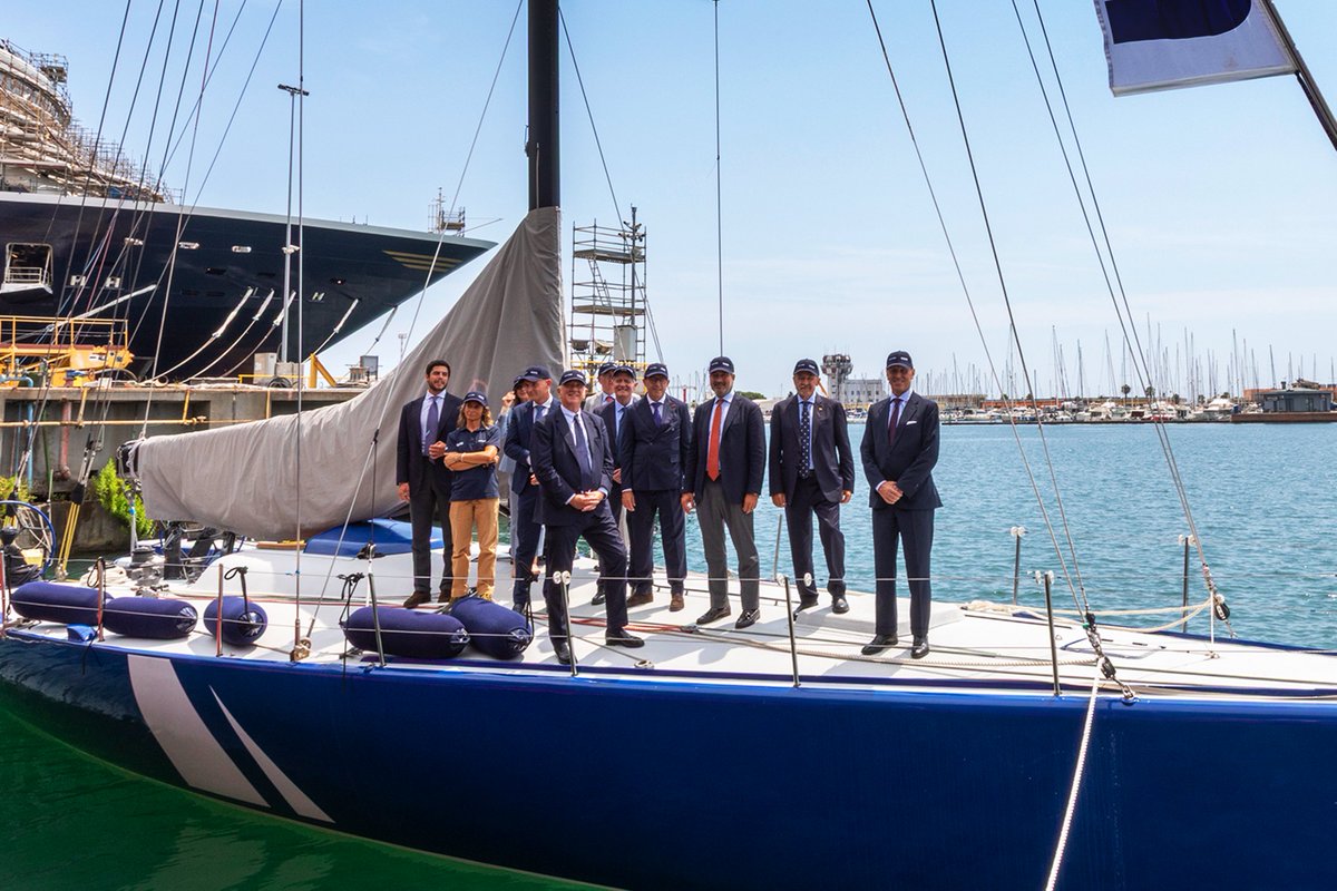 Fincantieri's tweet photo. Il progetto Doers On Board, nato per unire esperienza sportiva e crescita organizzativa utilizzando la vela come strumento di formazione, team building e sviluppo della leadership, è stato presentato nel corso di un evento dedicato presso il nostro Cantiere di Sestri Ponente, alla presenza del Presidente della Regione Liguria Marco Bucci e di altre autorità del territorio.

Nel corso del 2026 Doers On Board coinvolgerà oltre 500 dipendenti provenienti da cantieri, direzioni e società del Gruppo - di cui oltre 270 hanno già preso parte alle attività di team building e sviluppo della leadership - portando l'esperienza formativa direttamente nei diversi siti del Gruppo, favorendo l'incontro tra persone con competenze, ruoli ed esperienze differenti e rafforzando il senso di appartenenza a un'unica realtà aziendale.

Un progetto che si sviluppa attraverso due dimensioni complementari: da un lato il percorso di team building e formazione, dall'altro la partecipazione della barca del Gruppo alle principali regate del calendario velico, con un equipaggio composto interamente da dipendenti Fincantieri.

Un’esperienza che si inserisce nei percorsi di formazione e sviluppo della leadership promossi da Fincantieri in cui il mare diventa un ambiente in cui sperimentare dinamiche fondamentali per il lavoro di squadra, portando a bordo i valori che guidano le nostre scelte e il nostro impegno nel mantenere la rotta verso un futuro più innovativo.