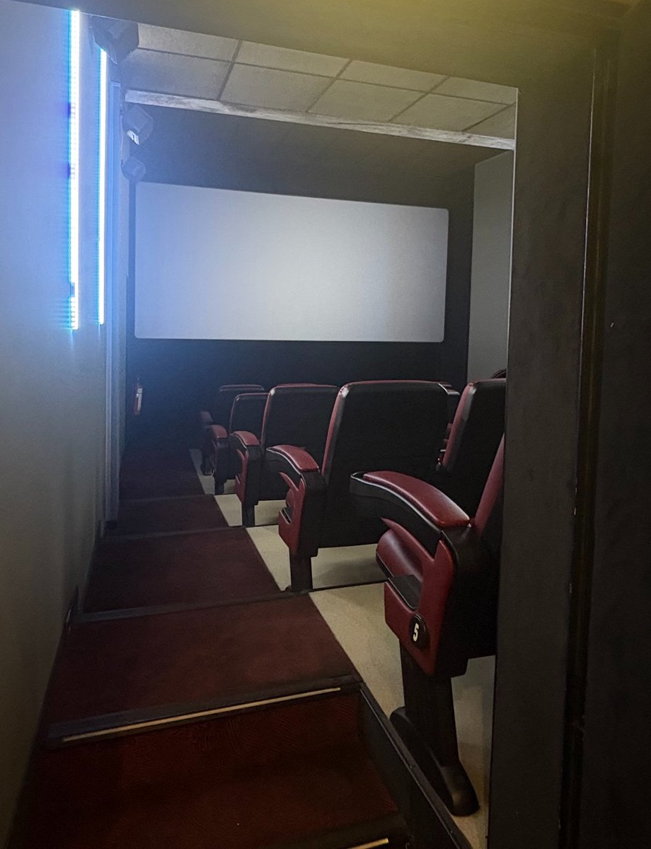 glory2thenight's tweet photo. the cinema i work at playing odyseey in the smallest possible room with the smallest screen is so unserious https://t.co/qgsr5AaiBZ