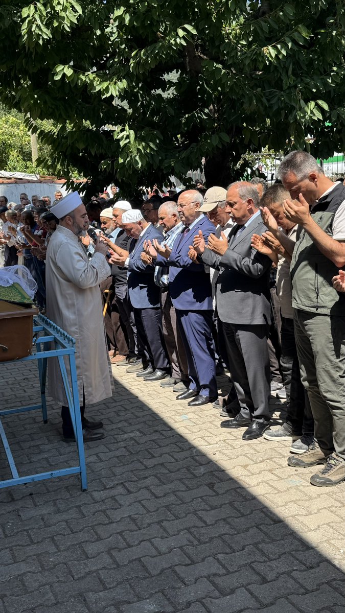 akadirpolat1's tweet photo. 📍Denizli | Acıpayam | Güney Köyü

Denizli Valimiz Sayın @yskosger ile birlikte; köy içi yolda sürücüsü olduğu traktörün devrilmesi sonucu meydana gelen elim trafik kazasında hayatını kaybeden Selver Güngör (24) için Güney Köyü Camii’nde kılınan cenaze namazına katıldık.

🇹🇷 Şehidimiz Emin Güngör’ün yeğeni olan merhume Selver Güngör’e Allah’tan rahmet, Güngör ailesine ve yakınlarına başsağlığı diledik. 

Toprağa küsmeden kırsalda azimle üretime devam eden, Bakanlığımız “İyi Tarım Uygulaması Sertifikalı” ve Orman İdaremiz “ORKÖY destekli” seracılık yapan Güngör ailesine Cenab-ı Allah’tan sabr-ı cemil dilerim. 
@ibrahimyumakli 
@TCTarim
@TC_icisleri