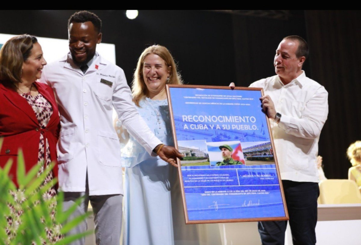 GomezMarib1125's tweet photo. Desde cuba la Solidaridad No se Detiene ,egresados de la ELAM formados en Cuba agradecidos ,los hechos hablan por si solos ,La Cuba solidaria de ayer ,de hoy y de siempre
#PorLaSalud
#PorLaVida
#CubaMINSAP
#CubaVence
#MiMoncadaEsLaPatria
#Fidel100 https://t.co/txwgDNYQx8