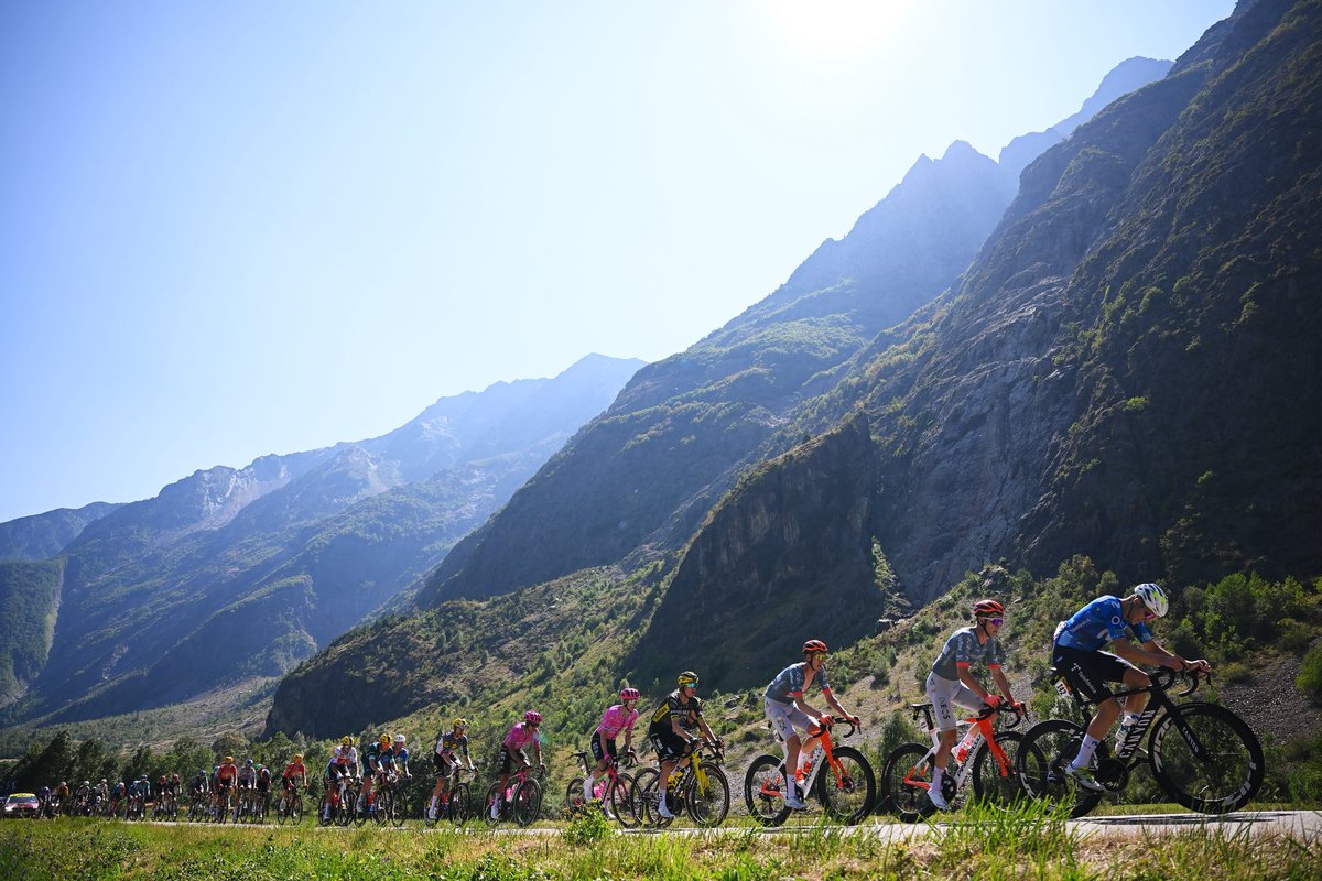 EFprocycling's tweet photo. ⚪️🔴RICHIE INTO POLKA⚪️🔴

La locomotora goes into the lead of the mountains classification 🚂

📸: @gettyimages https://t.co/HXlgtJjK22