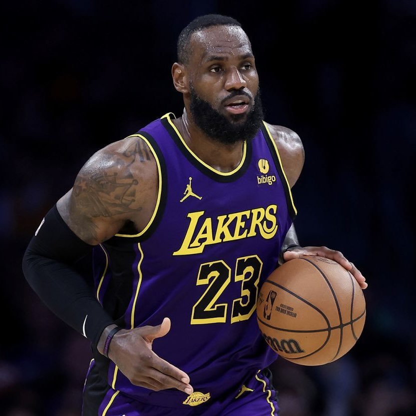 FenerContextt's tweet photo. LeBron James 40 yaşında hâlâ transfer gündemi belirliyor. 23.Sezonuna girerken şampiyonluk peşinde. İşte istikrar bu. 

Sizce bu yaşta bu performans mümkün mü arkadaşlar? https://t.co/VykoPhnMdz