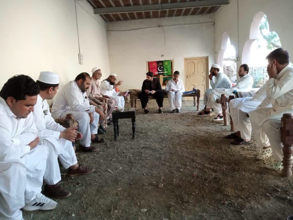 PPPKP_Official's tweet photo. خیبر: پاکستان پیپلز پارٹی ضلع خیبر کے صدر شیر شاہ آفریدی اور جنرل سیکرٹری بابو شنواری کی زیر صدارت ضلعی نائب صدر جمیل خان کے حجرے میں ایک اہم تنظیمی اجلاس منعقد ہوا، جس میں ضلع خیبر کی تینوں تحصیلوں کے عہدیداران، ضلعی کابینہ کے اراکین اور پاکستان پیپلز اسٹوڈنٹس فیڈریشن (PSF) کی ضلعی کابینہ نے شرکت کی۔

اجلاس میں ضلع خیبر بالخصوص وادی تیراہ کے متاثرین کو درپیش مسائل پر تفصیلی غور کیا گیا اور ان کے حل کے لیے مؤثر حکمت عملی اختیار کرنے پر اتفاق کیا گیا۔ اس کے علاوہ پارٹی کی تنظیمی فعالیت، تنظیم کو مزید مضبوط بنانے اور تحصیل سطح پر نئی کابینہ کی تشکیل کے حوالے سے بھی تفصیلی مشاورت کی گئی۔

اجلاس کے شرکاء نے اس عزم کا اظہار کیا کہ پاکستان پیپلز پارٹی کو گراس روٹ سطح پر مزید فعال اور منظم بنایا جائے گا اور عوام بالخصوص تیراہ کے متاثرین کے حقوق کے تحفظ اور ان کے مسائل کے حل کے لیے بھرپور جدوجہد جاری رکھی جائے گی۔
@MuhammadShersh5
