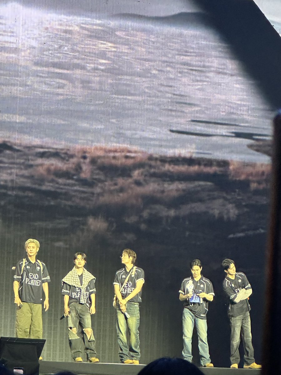 PCY_2714's tweet photo. What a night!!! ✨✨🙌🏼🙌🏼
#EXO #ExhorizonSG https://t.co/0iWQJ3oNEh
