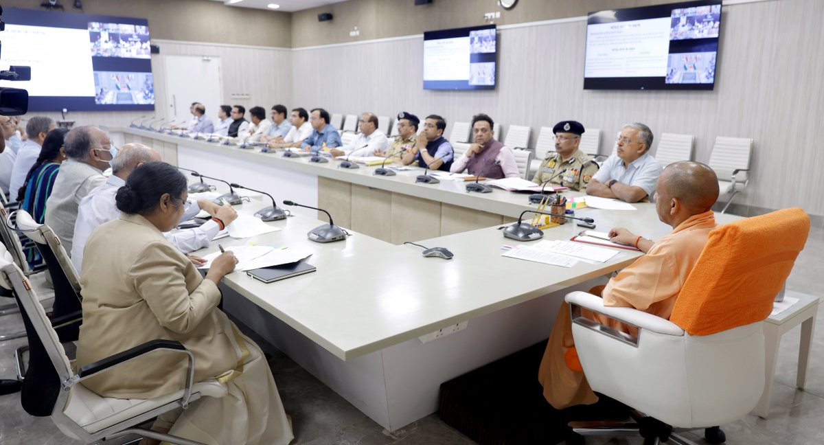 myogioffice's tweet photo. कांवड़ यात्रा के दौरान कानून-व्यवस्था, यातायात, स्वास्थ्य सेवाएं, स्वच्छता, खाद्य सुरक्षा और जनसुविधाओं की ऐसी व्यवस्था सुनिश्चित की जाए, जिससे श्रद्धालुओं को किसी प्रकार की असुविधा का सामना न करना पड़े। 

सौहार्द बिगाड़ने, अफवाह फैलाने, मिलावट, ओवररेटिंग, अव्यवस्था या अराजकता पैदा करने का प्रयास करने वाले तत्वों के विरुद्ध कठोर कार्रवाई की जाए। प्रशासन पूरे आयोजन के दौरान पूरी सजगता तथा संवेदनशीलता के साथ कार्य करे: मुख्यमंत्री श्री @myogiadityanath जी महाराज