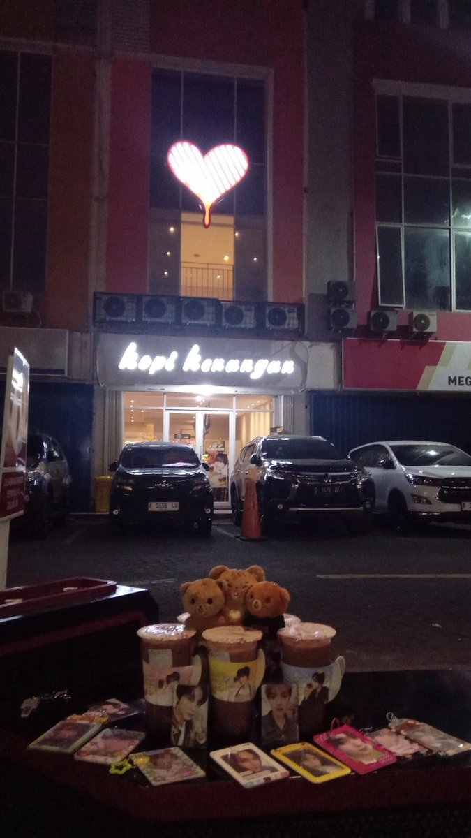 ndahaech_'s tweet photo. feto awal bdli kopken minum ditempat lain, slide ke-2 geser sih tp geser ke kopken xixixi @Kopikenangan_ID

#KopiKenangan
#KopiKenanganxNCTHAECHAN https://t.co/xNKCJjzdTf
