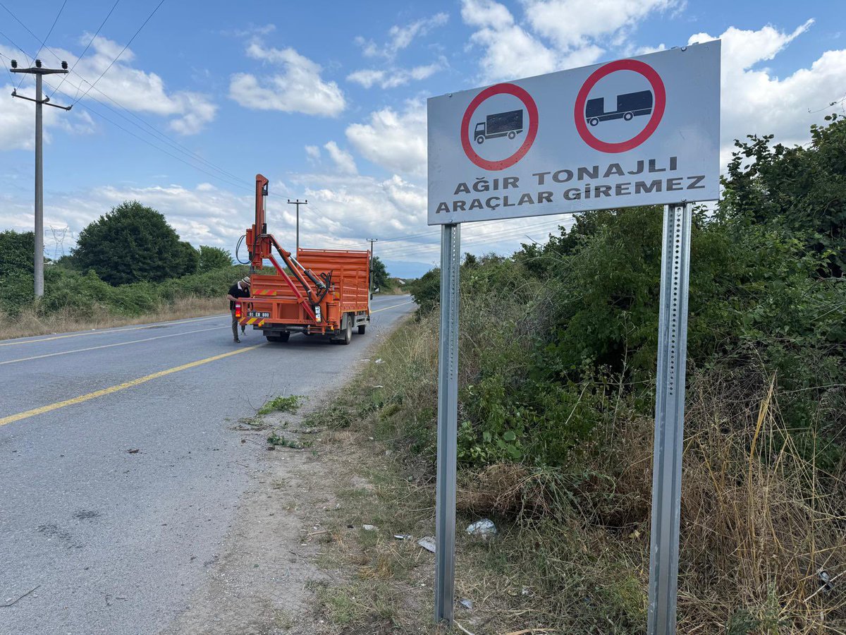 ozelidareduzce's tweet photo. 📍 Çilimli / Yenivakıf Köyü

Yenivakıf Köyü grup yolunda ağır tonajlı araçların geçişini düzenlemek ve trafik güvenliğini artırmak amacıyla “Ağır Tonajlı Araçlar Giremez” trafik levhalarının montajını tamamladık. 🚧🛣️

Gerçekleştirilen çalışmayla, yolun fiziksel yapısının korunması, ağır tonajlı araç kaynaklı risklerin önlenmesi ve sürücülerimizin daha güvenli bir ulaşım sağlaması hedeflenmektedir.

Kırsal bölgelerimizde güvenli, düzenli ve sürdürülebilir ulaşım için trafik işaretleme ve levhalandırma çalışmalarımız program dâhilinde aralıksız devam etmektedir. 🤝
