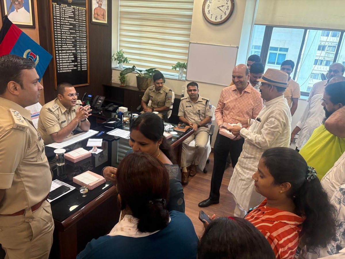 ranchipolice's tweet photo. आज दिनांक 24.07.26 को वरीय पुलिस अधीक्षक, राँची महोदय द्वारा जन-वार्तालाप कार्यक्रम को प्रारम्भ किया गया जिसमें किसी महत्वपूर्ण क्षेत्र / मोहल्ले के प्रबुद्धजनों, स्थानीय पार्षद, समाजसेवियों के संग उस क्षेत्र के विधि-व्यवस्था एवं अन्य गंभीर मुद्दों पर परिचर्चा कर निराकरण किया जाना है।

उक्त कार्यक्रम के तहत आज सुखदेवनगर / पहाड़ी मंदिर के आसपास के बुद्धिजीवियों, स्थानीय पार्षद एवं समाजसेवियों के साथ पुलिस कार्यालय, राँची में बैठक की गयी। उक्त बैठक में पुलिस अधीक्षक, नगर, पुलिस अधीक्षक, ग्रामीण, सहायक पुलिस अधीक्षक, कोतवाली, थाना प्रभारी, सुखदेवनगर एवं थाना प्रभारी, कोतवाली शामिल थे।

परिचर्चा के क्रम में उक्त क्षेत्र के उपस्थित जनों के द्वारा सुखदेवनगर के पहाड़ी मंदिर, खादगढ़ा एवं आसपास के गंभीर मुद्दों पर परिचर्चा की गयी। उक्त बैठक में मौके पर उपस्थित सहायक पुलिस अधीक्षक, कोतवाली एवं थाना प्रभारी, कोतवाली एवं सुखदेवनगर को भी संज्ञान में असमाजिक गतिविधियों पर कार्रवाई करने, स्कुल / कॉलेजों एवं शैक्षणिक संस्थानों में विशेषकर बच्चियों के आने-जाने के समय विशेष निगरानी रखने एवं सतत् गश्ती करने सहित अन्य आवश्यक निर्देश दिये गये।

बैठक में वरीय पुलिस अधीक्षक, राँची द्वारा उक्त क्षेत्र में ही पहाड़ी मंदिर होने के स्थिति में आसन्न सावन माह मद्देनजर तैयारियों के संदर्भ में भी पहाड़ी मंदिर पूजा समिति, मंदिर के आस-पास के प्रबुद्धजनों, स्थानीय पार्षदों एवं केन्द्रीय शांति समिति के उपस्थित सदस्यों से भी आसन्न सावन मास में पहाड़ी मंदिर में दर्शनार्थियों एवं श्रद्धालुओं के सुगम दर्शन, बेरिकेडिंग, पार्किंग सहित विधि-व्यवस्था के शांतिपूर्ण संधारण हेतु कतिपय सुझाव माँगे गये जिसपर उपस्थित गणमान्यों के द्वारा अपनी बातें रखी गयी तदुपरांत वरीय पुलिस अधीक्षक के द्वारा उपस्थित पुलिस पदाधिकारियों को अनुपालनार्थ आवश्यक निर्देश दिये गये।

वरीय पुलिस अधीक्षक द्वारा उपस्थित पुलिस अधीक्षक, नगर एवं ग्रामीण, राँची को भी थानावार जन-वार्तालाप कार्यक्रम कर उक्त क्षेत्र के प्रबुद्धजनों, स्थानीय पार्षदों के साथ बैठक कर सामाजिक गंभीर मुद्दों पर परिचर्चा कर निराकरण हेतु निर्देशित किया गया। इनके द्वारा बताया गया वे स्वयं भी निश्चित समयांतराल में ऐसे ही बैठकें करेंगे जिससे पुलिस-पब्लिक रिलेशनशिप मजबुत होगी एवं मिलकर असमाजिक गतिविधियों का निपटारा किया जायेगा।

बैठक में जय सिंह यादव, अशोक यादव, बंटी शर्मा, अमन वर्मा, सुनील यादव, पार्षद वार्ड नं0-20, बबली सोनी पार्षद वार्ड नं0-27, सुनील यादव, पार्षद वार्ड नं0-29, ललित कुमार पोद्दार, शुभम रानी, सुभाष कुमार साहु, पवन सेन, सोनु कुमार, कमला शर्मा, सोना कुमारी, गीता देवी, गोविन्द यादव, मनीष वर्मा, सुजीत सिंह बंटी कुमार, मुकेश प्रसाद केसरी, उत्तम कुमार सहित दर्जनों लोग उपस्थित थे।
@JharkhandPolice 
@IGRanchi 
@digranchi
@JharkhandCMO 
@DC_Ranchi 
@prdjharkhand
@HemantSorenJMM