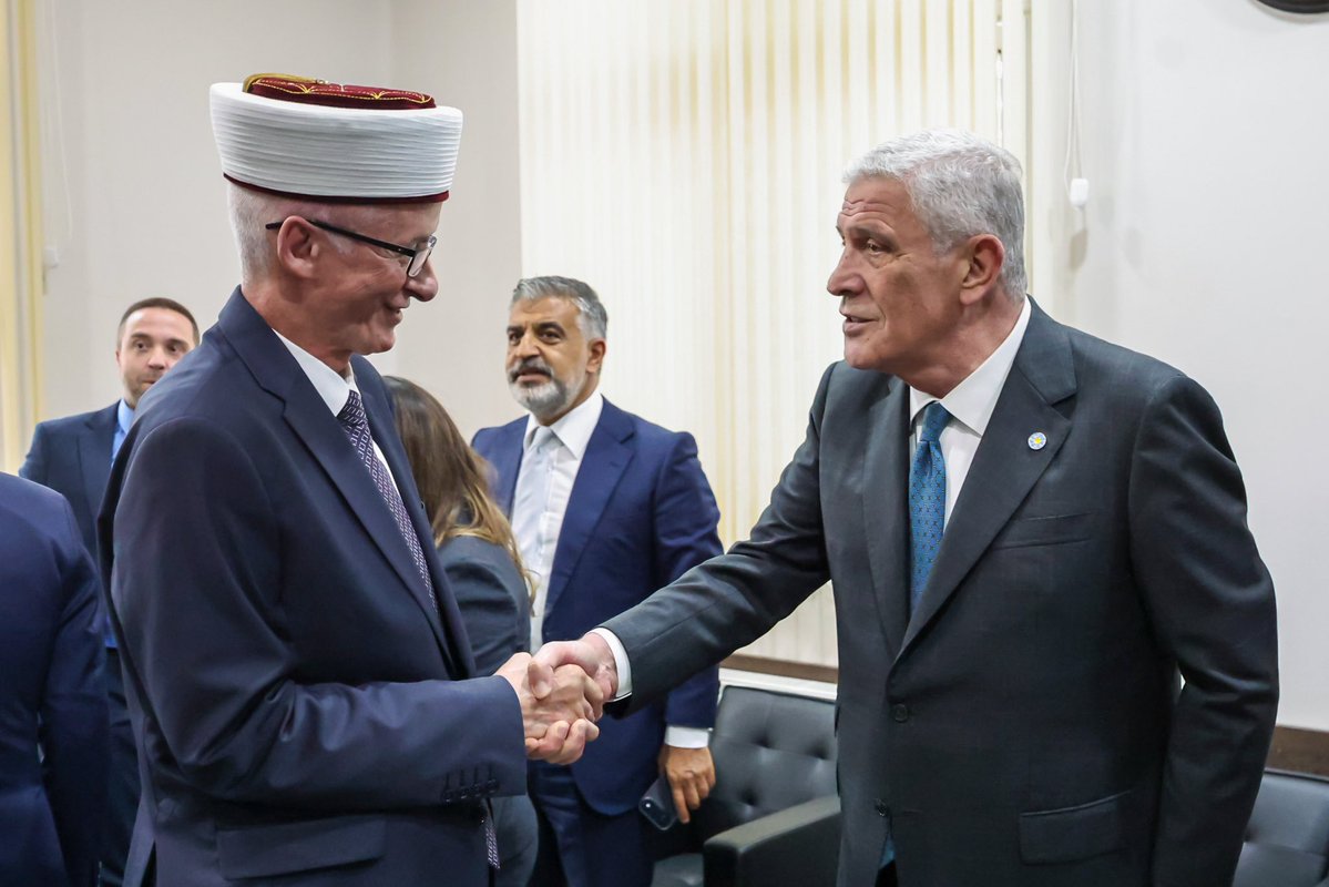 MDervisogluTR's tweet photo. Batı Trakya Türk Azınlığı Danışma Kurulu Başkanı ve İskeçe Seçilmiş Müftüsü Sayın Mustafa Trampa, Gümülcine Türk Gençler Birliği Başkanı Sayın Sedat Hasan, Batı Trakya Türklerinin lideri Dr. Sadık Ahmet'in değerli eşi Sayın Işık Ahmet ile Gümülcine'de bir araya geldik.

Misafirperverlikleri için teşekkür ediyorum.