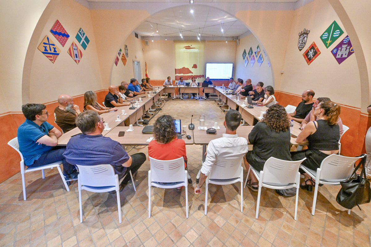 SilviaPaneque's tweet photo. Al Baix Ter passem dels compromisos als fets.

Impulsem un Pla de millora de la xarxa viària de més de 50 M€ per fer carreteres més segures, més amples i amb vorals, millorant la mobilitat i la qualitat de vida de la ciutadania. https://t.co/owur5hfNot