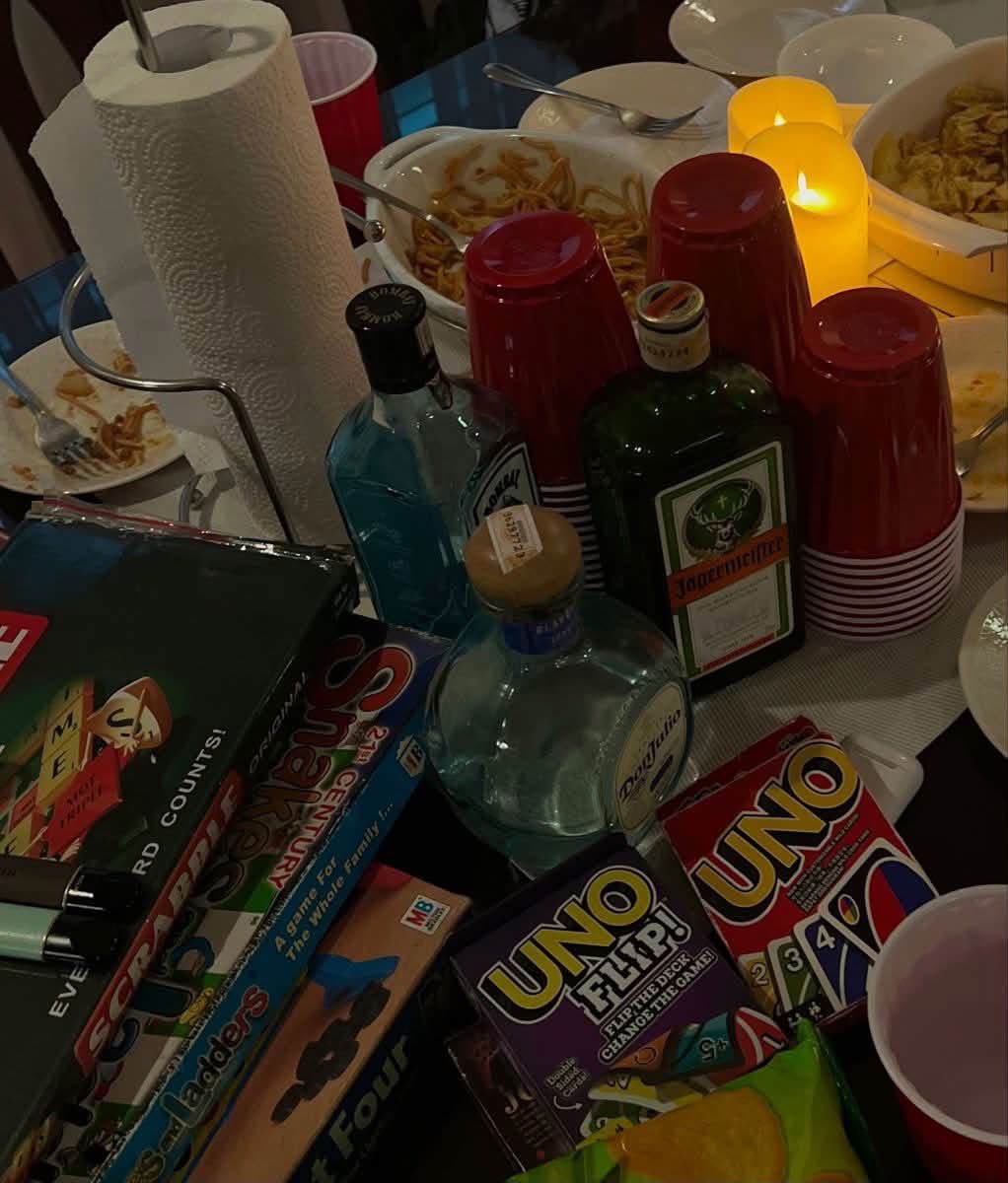 Jameca2011's tweet photo. A night of UNO…R&amp;B &amp; food sounds so lit🫰🏽 https://t.co/Yvocbh6Zoa