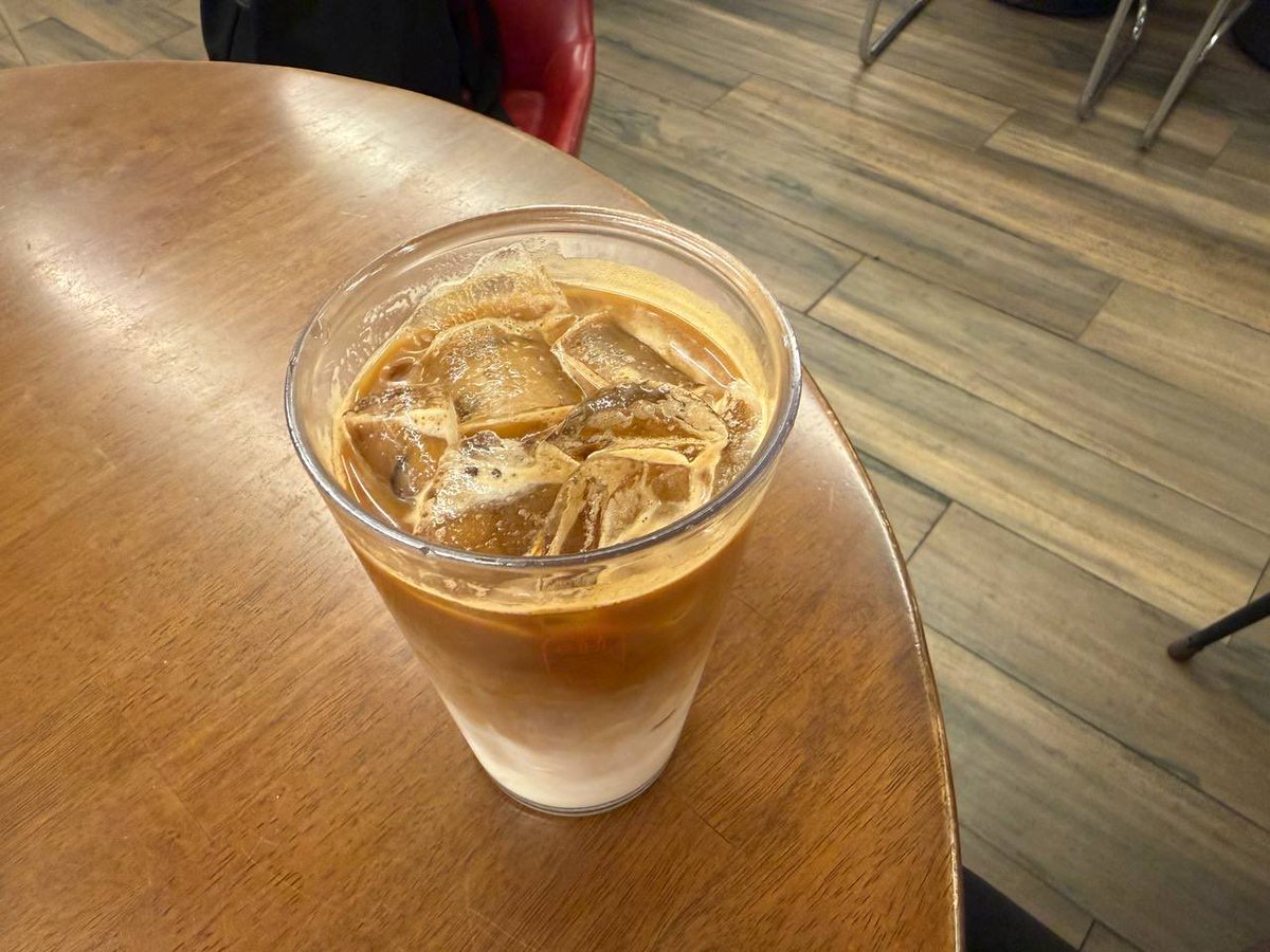 jin302155's tweet photo. 우드톤 테이블 위로 부드럽게 번지는 라떼의 그라데이션 ☕️🤎
얼음 가득 채운 고소한 한 잔으로 채워가는 오후의 숨고르기 🧊

#하삼동커피 #범일동카페 #부산카페추천 #아이스라떼 #라떼맛집 #카페투어 #일상기록 #커피타임 #부산 https://t.co/wgGaqnO4oz