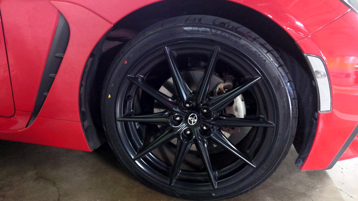 makina_shiftup's tweet photo. 先日、GR86のタイヤ交換に行って来ました。これで長距離走行も安心ですね。

キャンペーン中とのことでタンブラーと、トヨタ博物館のカレーを頂きました。カレーはお好きな味をとの事でしたが、秒でパッケージの車種で選びましたすみません https://t.co/0XlivyFjKa