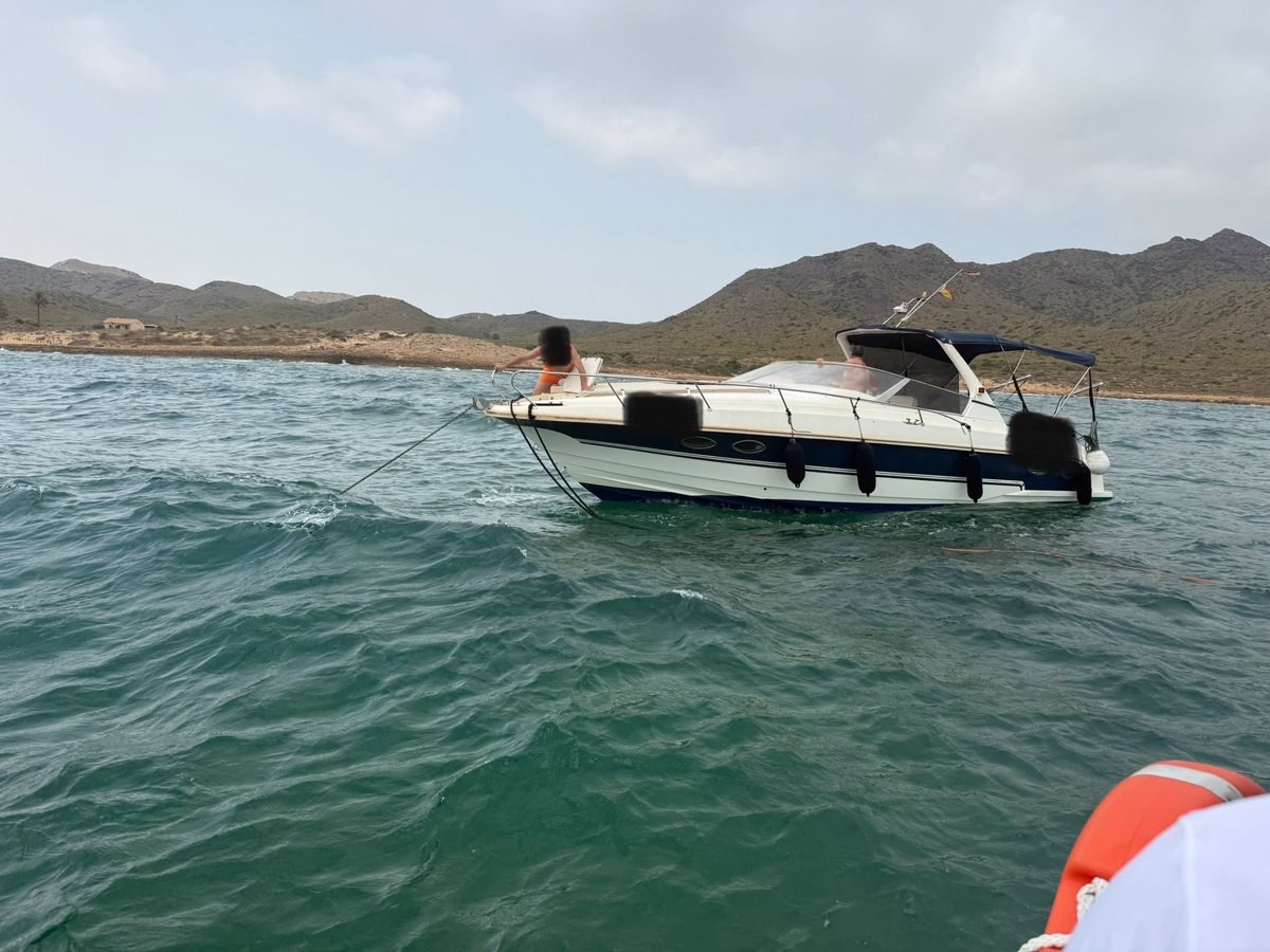 CruzRojaRMurcia's tweet photo. A petición de @salvamentogob movilizada embarcación del #plancopla @112rmurcia #LSAtenea para asistir a una motora de 9m con pérdida de gobierno en los aproches de la playa Calblanque. 
Se remolca al puerto de #CabodePalos
#seguridadnautica
#Cartagena
@CRE_Emergencias https://t.co/sqhZDLarqu