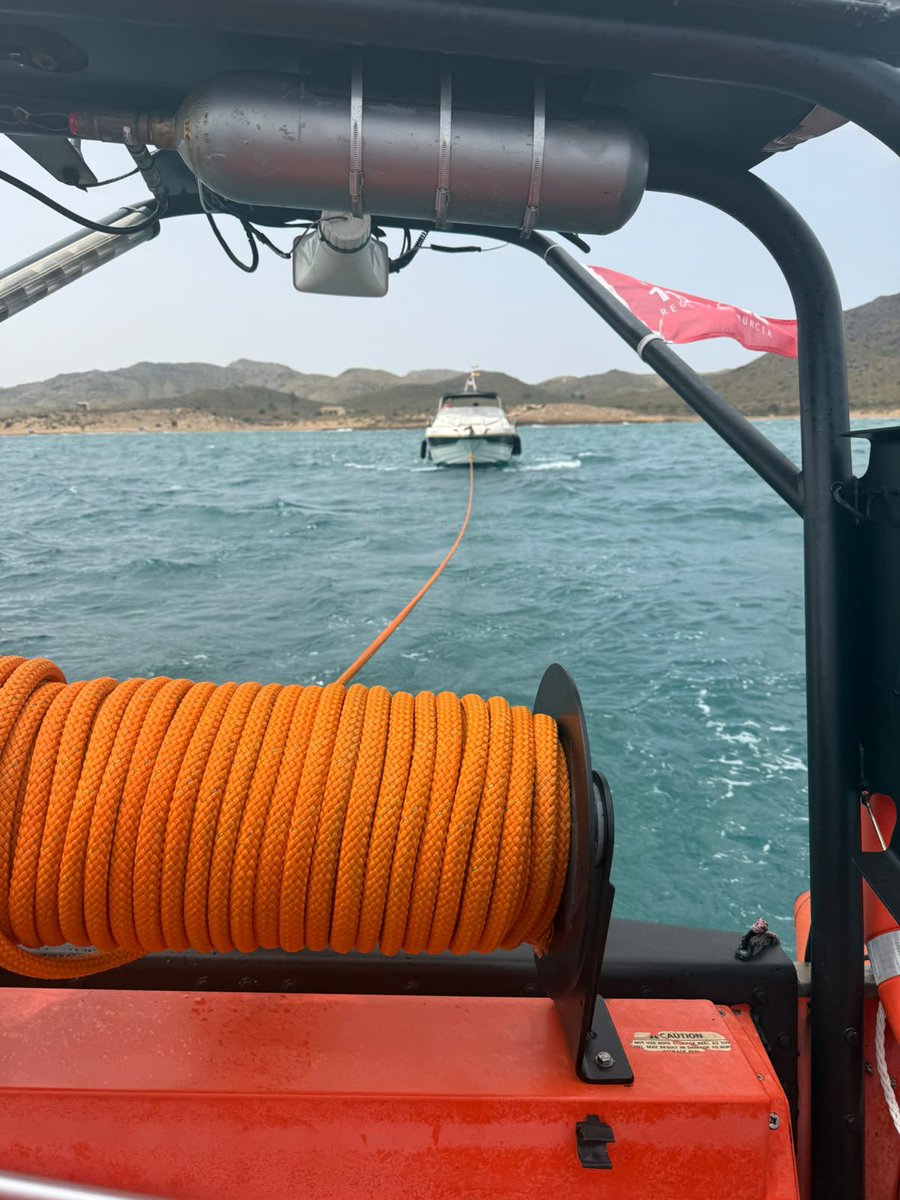CruzRojaRMurcia's tweet photo. A petición de @salvamentogob movilizada embarcación del #plancopla @112rmurcia #LSAtenea para asistir a una motora de 9m con pérdida de gobierno en los aproches de la playa Calblanque. 
Se remolca al puerto de #CabodePalos
#seguridadnautica
#Cartagena
@CRE_Emergencias https://t.co/sqhZDLarqu