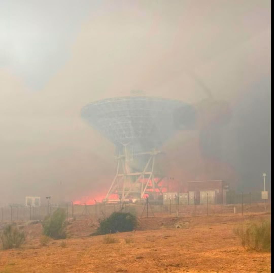 PlinioElGuapo's tweet photo. El Complejo de Comunicaciones de Espacio Profundo de la @NASA en Madrid ardiendo.

La estación que recibió la primera imagen de la Tierra tomada desde las cercanías de la Luna

La que fue clave en el programa Apolo o Artemis ahora se está quemando.

📡 Robledo de Chavela https://t.co/2O3SuC6eDV
