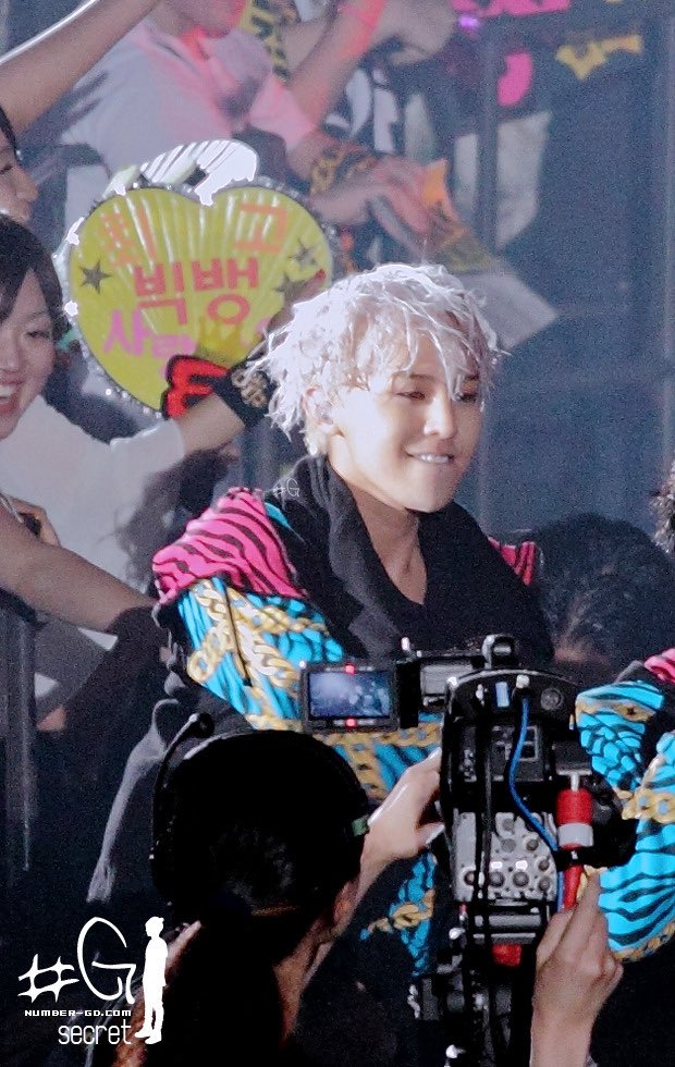 gdragon_pp's tweet photo. 여름 콘서트 장점: 벗음 https://t.co/sVLVBh8reg