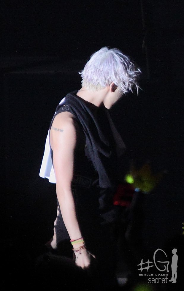 gdragon_pp's tweet photo. 여름 콘서트 장점: 벗음 https://t.co/sVLVBh8reg