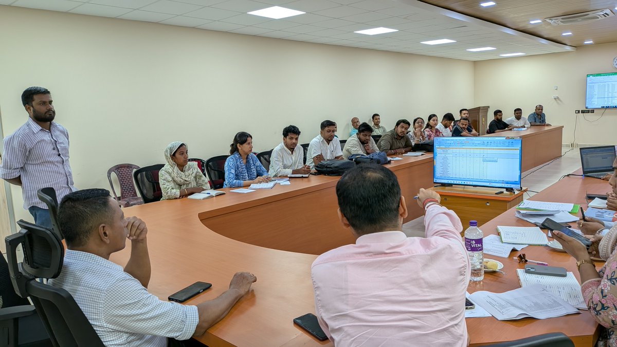JJMBarpeta's tweet photo. #JJMUpdate @dcbarpeta_ reviewed the contractors who has not yet resumed #JJM works after lifting Standstill and instruct them to adhere the timeline fixed by @JJM_Assam 
#JalJeevanMission
#JJMAssam
#HarGharJal https://t.co/I4KRFghNoV