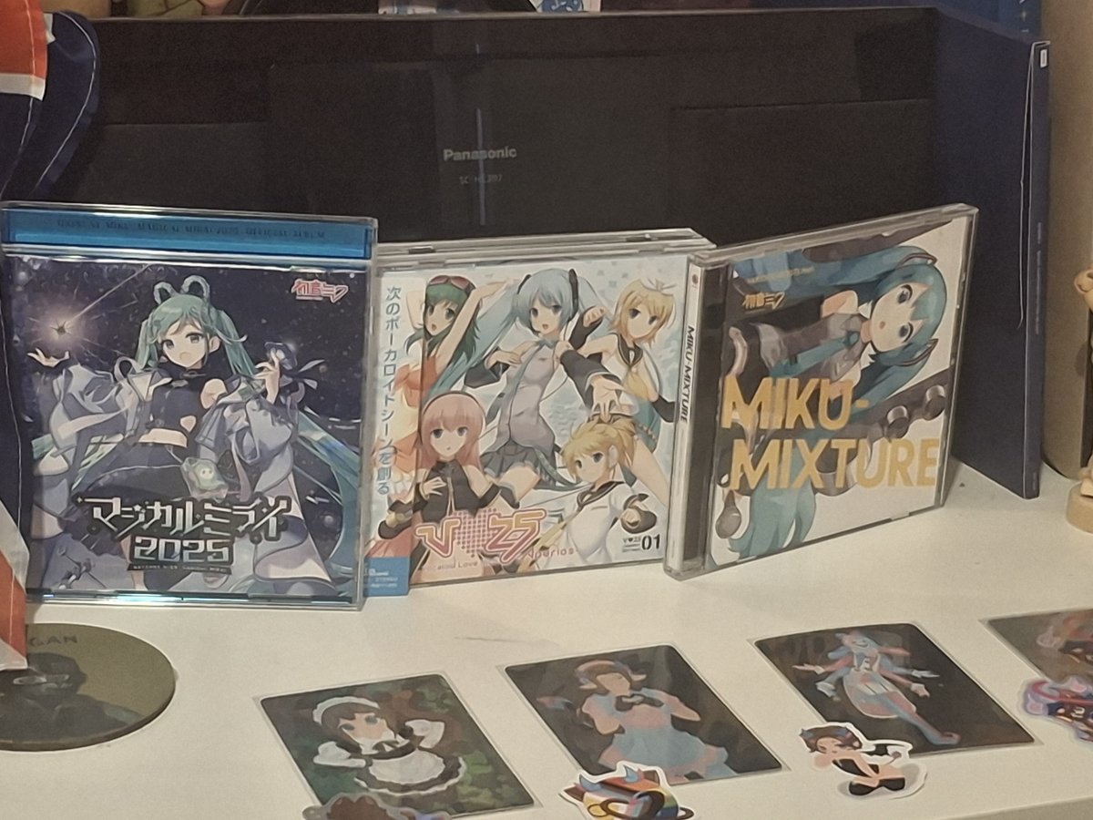 rayneoin's tweet photo. Hatsune Miku (feat. siinamota) albums arrived today!
#hatsunemiku #miku #vocaloid #umaa #siinamota #powapowap #vocaloids #mikumixture #magicalmirai @umaainc @siinamota #youmeetsiinamota @umeetsiinamota https://t.co/YItnYVY1PN
