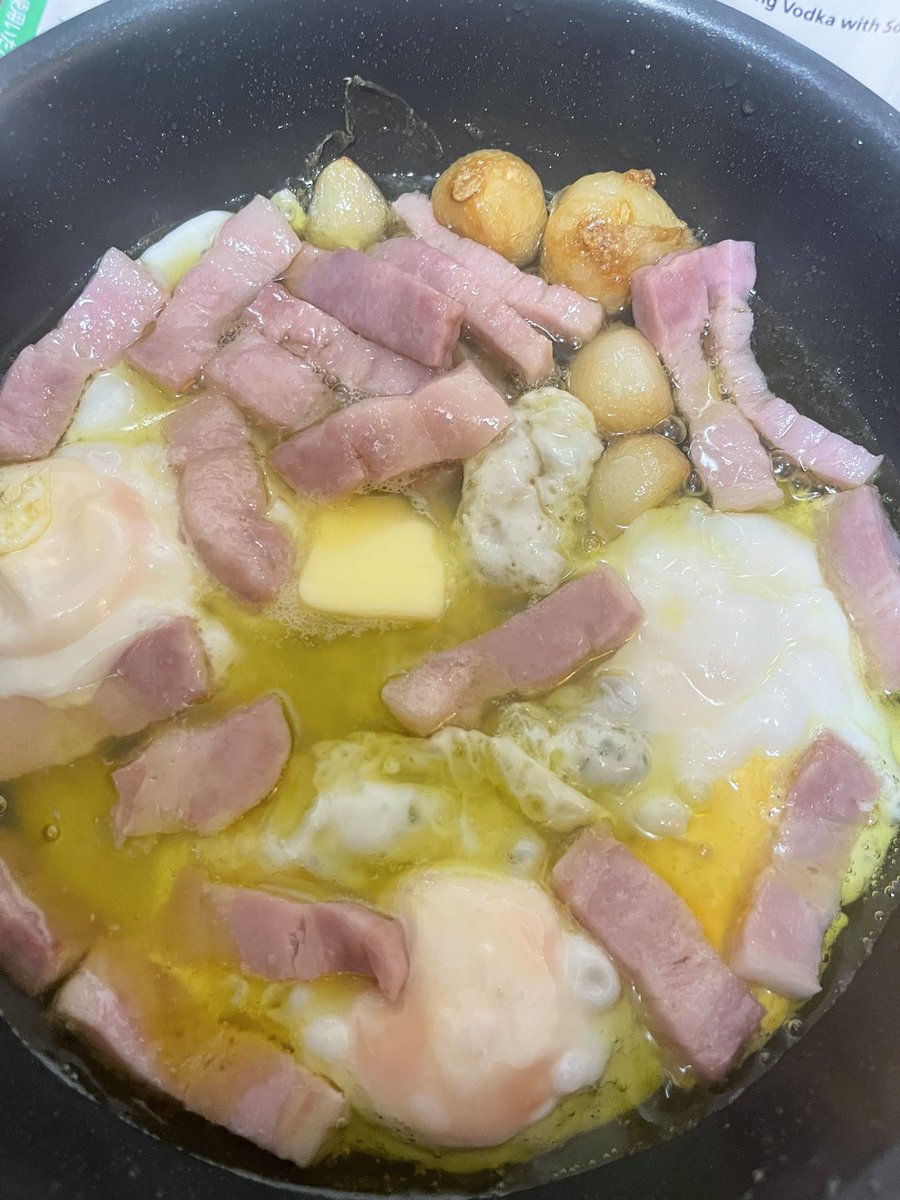 No19950512's tweet photo. 目玉焼きのアヒージョ
今日はご飯炊いてないからパンで食べながら
お酒飲むよ(◜ᴗ◝ )
 #ゆいねこまんま https://t.co/XqlK6rubYa