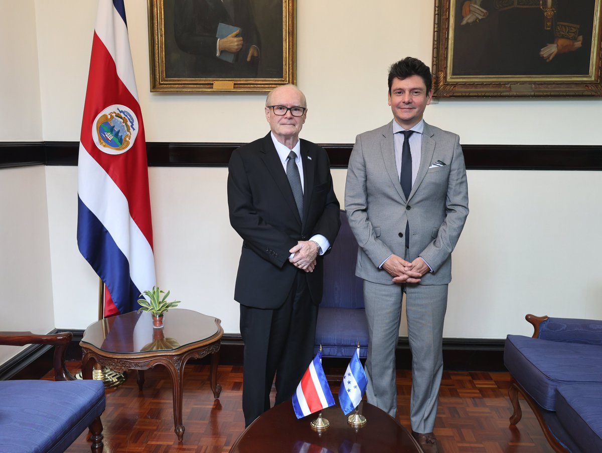CRcancilleria's tweet photo. 🇨🇷🇭🇳Costa Rica y Honduras reafirmaron sus lazos de amistad y cooperación, fortaleciendo la agenda bilateral en seguridad, comercio, turismo sostenible y desarrollo. Costa Rica destacó #COOPERA como herramienta clave para impulsar alianzas y el desarrollo sostenible en la región. https://t.co/KJ80N8H2N4