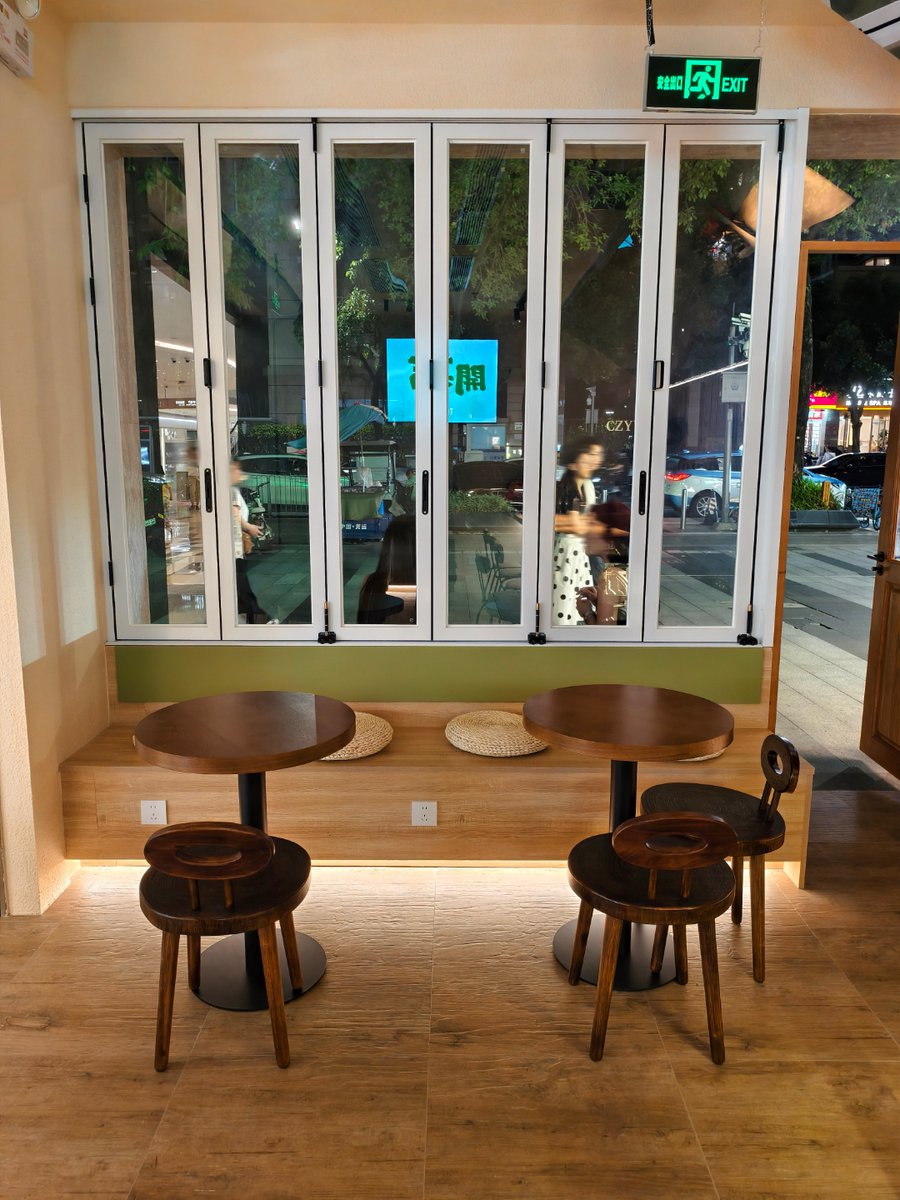 JuliannStow3's tweet photo. Tried the new zero-waste café in downtown—their kombucha on tap + upcycled glass mugs made every sip feel fresh u0026 intentional. Game changer for my lazy eco-routine! https://t.co/49dun2VO3f