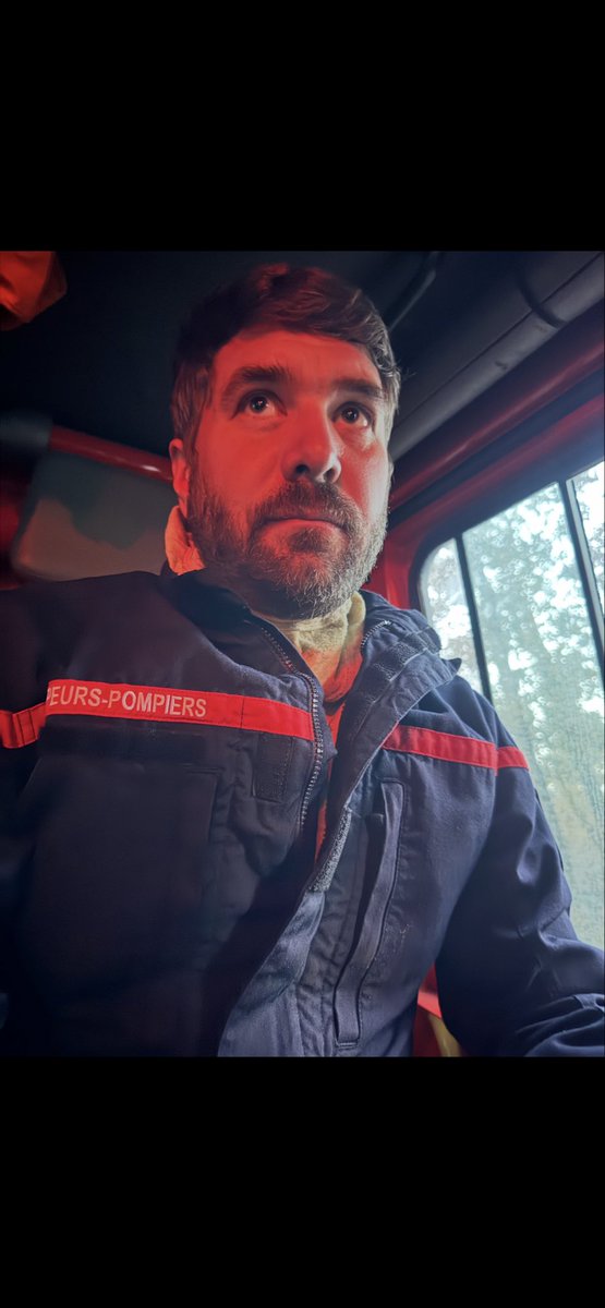 AnnCathMoretti's tweet photo. Mon Homme est producteur.
Mais il est aussi pompier volontaire.
Après des jours à Fontainebleau ( on est à Barbizon…), sa brigade part à Arcachon. 
@andycper https://t.co/aOfCdG3Vre