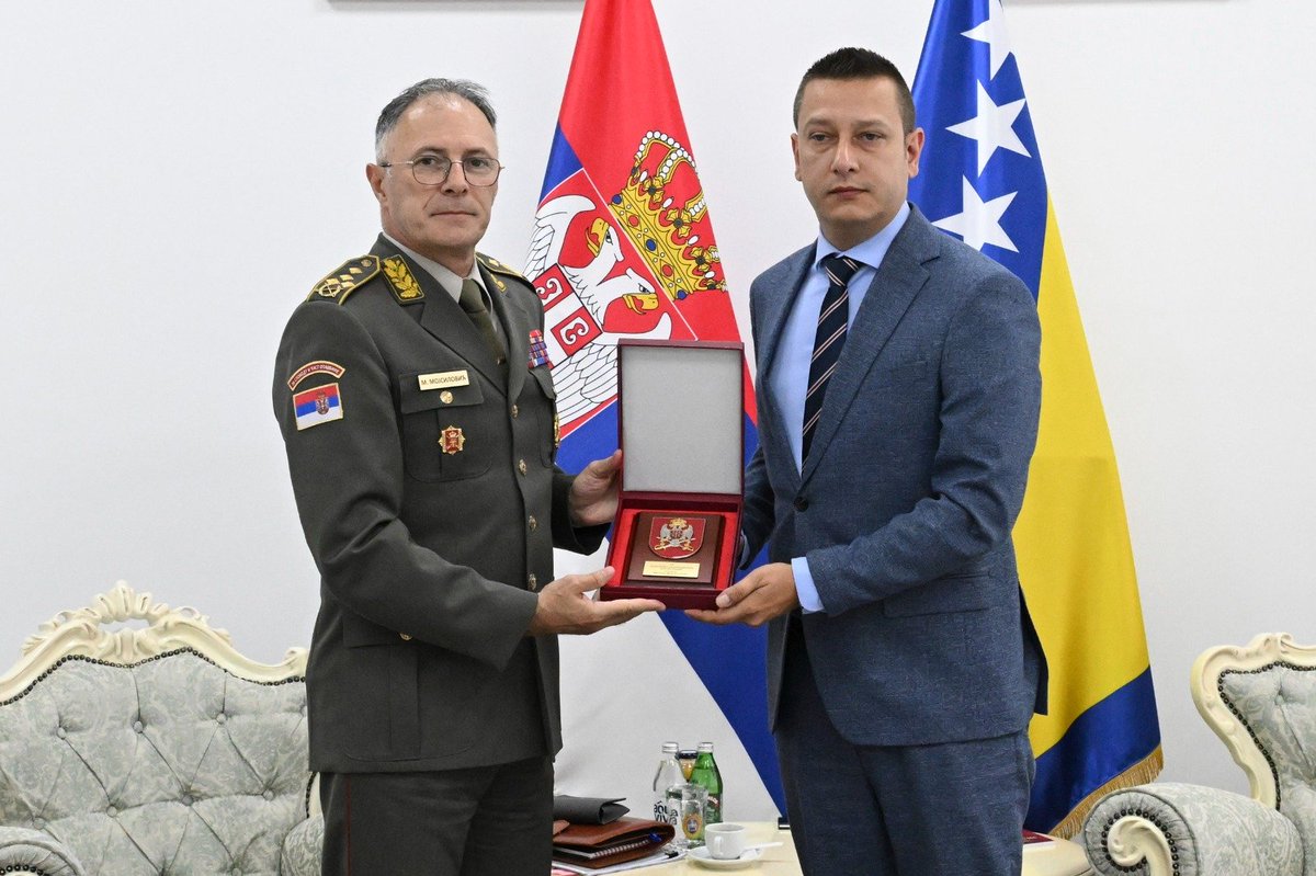 AGoganovic's tweet photo. U Beogradu sam razgovarao sa načelnikom Generalštaba Vojske Srbije, generalom Mojsilovićem, o bezbjednosnoj situaciji u regionu i unapređenju saradnje Vojske Srbije i Oružanih snaga BiH.

Dobri regionalni odnosi i saradnja najbolja su garancija očuvanja mira i stabilnosti. https://t.co/Cq7RnpKc1v