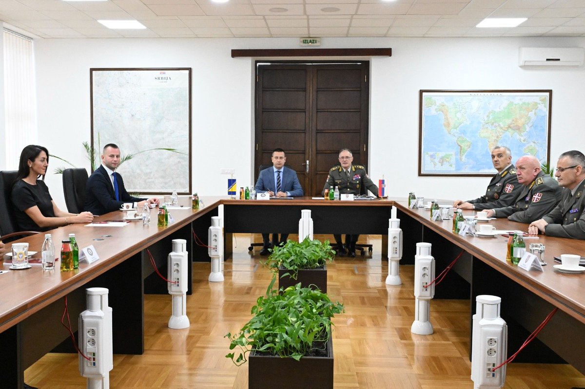 AGoganovic's tweet photo. U Beogradu sam razgovarao sa načelnikom Generalštaba Vojske Srbije, generalom Mojsilovićem, o bezbjednosnoj situaciji u regionu i unapređenju saradnje Vojske Srbije i Oružanih snaga BiH.

Dobri regionalni odnosi i saradnja najbolja su garancija očuvanja mira i stabilnosti. https://t.co/Cq7RnpKc1v