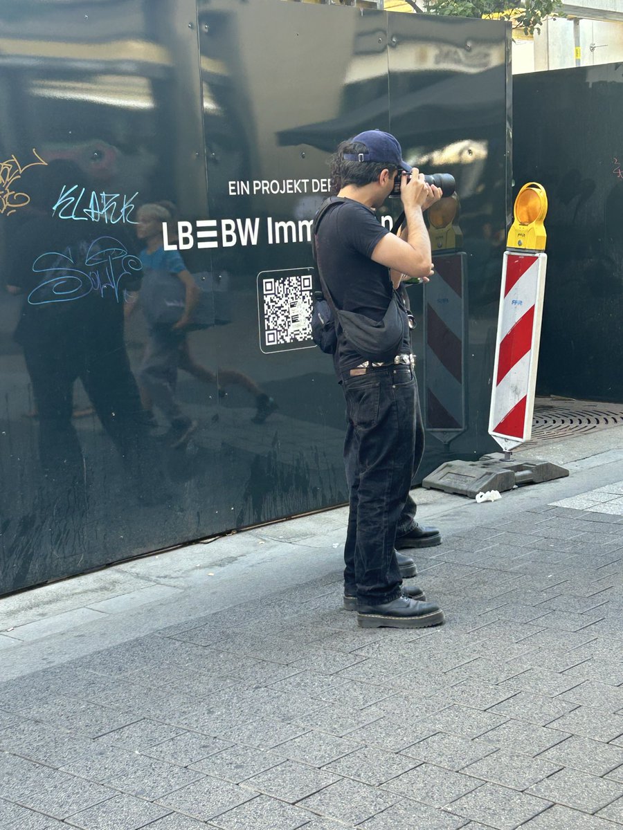 AchimWinter_'s tweet photo. liebe Frankfurter, bitte helft mir mal. Ich bin heute von diesen beiden Typen fotografiert worden, kennt die jemand zufällig? https://t.co/6LmXN6zVCn