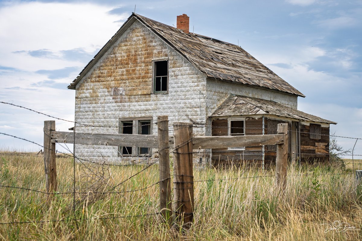 BigSkyCaptures's tweet photo. Happy #FencePostFriday, friends! 🌾
Here's something I captured yesterday up in Wyoming. A few fence posts still standing guard over this decaying farmhouse, long after its people packed up and left. https://t.co/yMa1WdzF5C