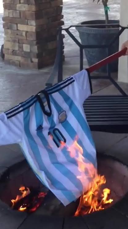 MeetBabyKnife's tweet photo. @edufeiok A Powerful BBQ 🖕🤣🖕 https://t.co/p1i8Vak1qI
