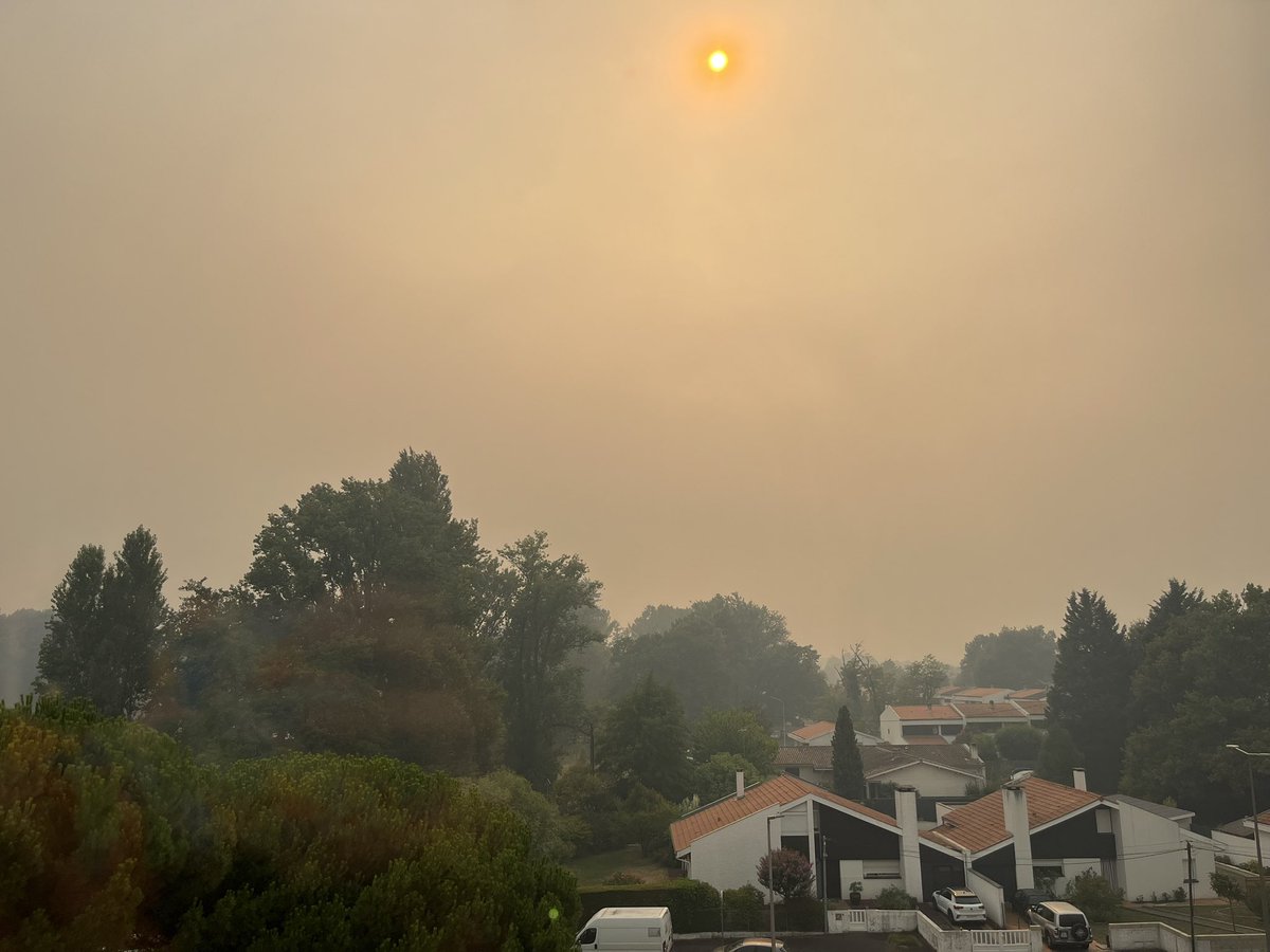 HCriquioche's tweet photo. Les fumées de l’incendie en Gironde arrivent à Merignac! https://t.co/CMDqrlozDa