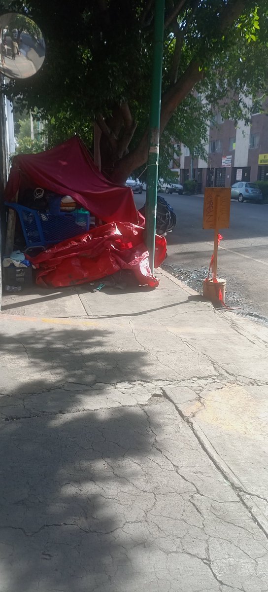 Robertitolopez's tweet photo. @UCS_GCDMX @AlessandraRdlv @AlcCuauhtemocMx @GobCDMX @SSC_CDMX @SSPCMexico @SEBIEN_cdmx Buenos días  un  disculpe la. Molestia seria mucho pedir que retiren el. Campamento por favor huele mucho a orines y a Marijuana el oloe se mete ami vivienda   qe les impide retirarlos
Juan aldama y av México tenochititlan https://t.co/EW4yiPQCmq