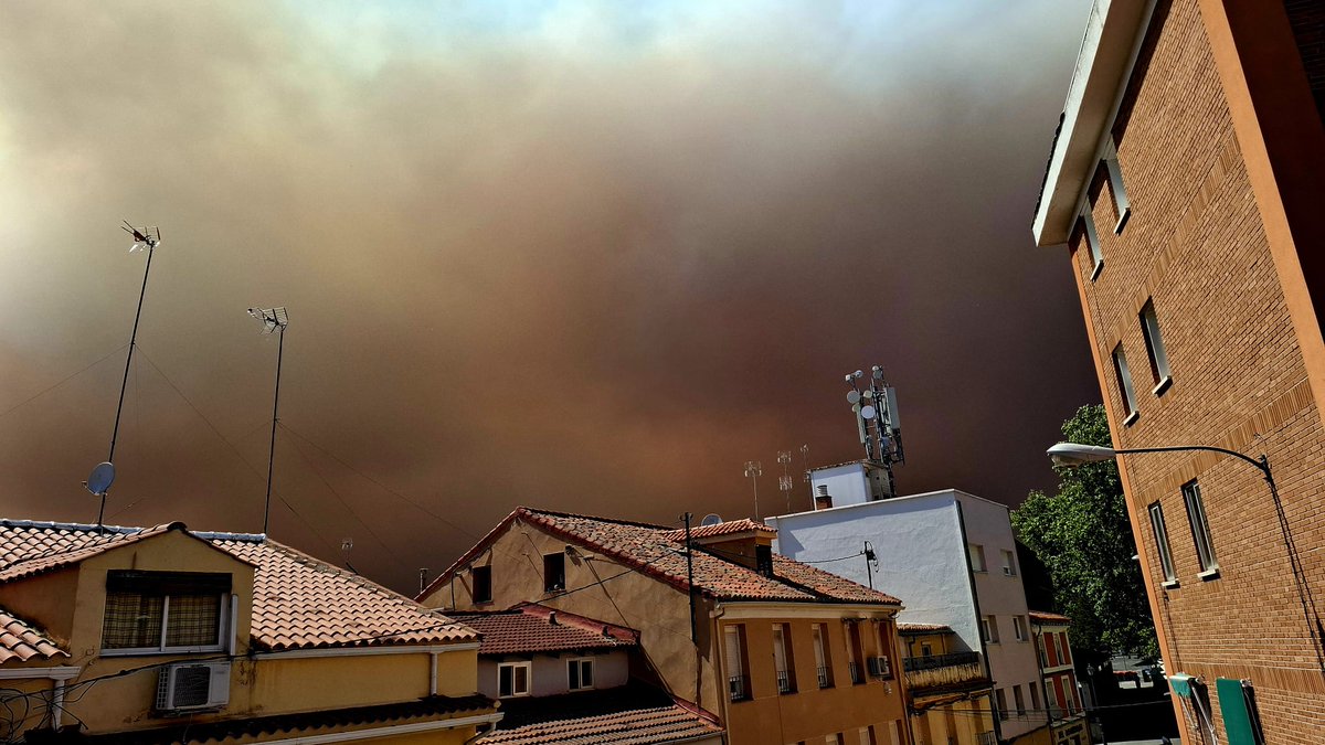 ElPardo_Madrid's tweet photo. El humo de los incendios de Ávila y Madrid está llegando a #ElPardo y #Mingorrubio. https://t.co/I6khcPCqe2 https://t.co/agL7SH9tpK