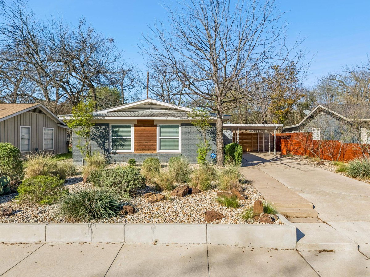 PascalMunnelly's tweet photo. Love mid-century style? Updated 3-bed in Austin’s Windsor Park with bamboo floors, remodeled kitchen, and designer tile—still full of 1950s charm. 🏡✨  

Open house Sat 7/25, 11am–1pm. See more: https://t.co/AnqFQ0SyUq #AustinRealEstate #WindsorPark https://t.co/7AqBrstjEh