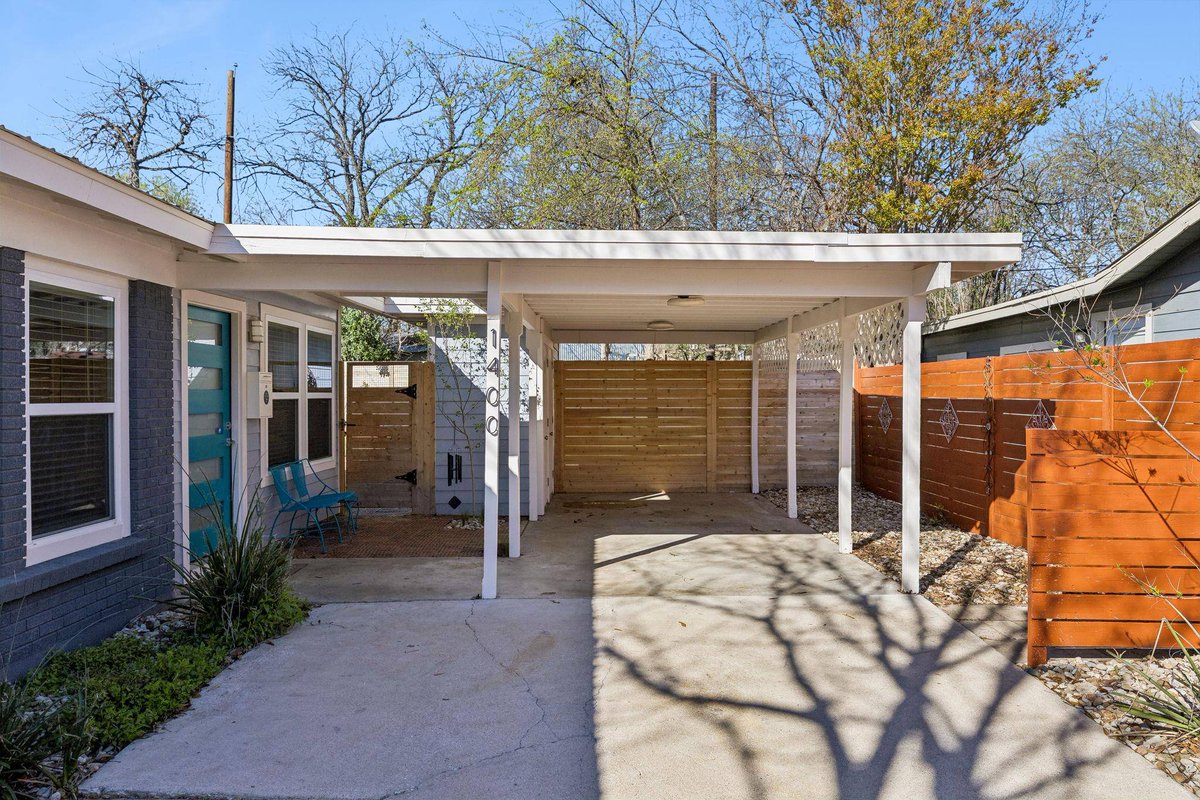 PascalMunnelly's tweet photo. Love mid-century style? Updated 3-bed in Austin’s Windsor Park with bamboo floors, remodeled kitchen, and designer tile—still full of 1950s charm. 🏡✨  

Open house Sat 7/25, 11am–1pm. See more: https://t.co/AnqFQ0SyUq #AustinRealEstate #WindsorPark https://t.co/7AqBrstjEh