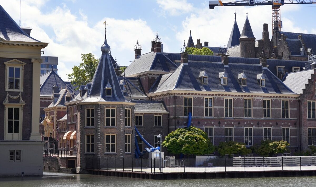 ewmagazinenl's tweet photo. 𝗦𝗹𝗮𝗮𝗽𝘄𝗮𝗻𝗱𝗲𝗹𝘁 𝗡𝗲𝗱𝗲𝗿𝗹𝗮𝗻𝗱 𝗻𝗮𝗮𝗿 𝗲𝗲𝗻 𝗮𝘂𝘁𝗼𝗰𝗿𝗮𝘁𝗶𝗲? ‘𝗭𝗲 𝘀𝗺𝗶𝗷𝘁𝗲𝗻 𝘃𝗮𝗻 𝗮𝗹𝗹𝗲𝘀 𝗶𝗻 𝗵𝗲𝘁 𝗿𝗼𝗻𝗱’
Nederland is op weg een autocratie te worden. Dat concludeert althans de Democratie Monitor, onder meer op basis van genegeerde moties en adviezen van de Raad van State en andere ‘democratie-incidenten’. Er is echter stevige kritiek op het onderzoek. ‘Ze smijten van alles in het rond om mensen bang te maken.’

https://t.co/11BapzAyMN