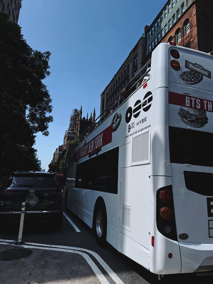 j1nzhu0o_'s tweet photo. Oh there's already an Arirang City Bus in New York~🚌🗽 https://t.co/J7pijjxJi6