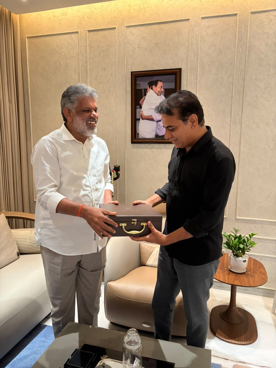 ChevireddyYSRCP's tweet photo. బీఆర్‌ఎస్‌ వర్కింగ్‌ ప్రెసిడెంట్‌ కేటీ రామారావు (కేటీఆర్‌) గారి జన్మదినం సందర్భంగా ఆయన స్వగృహానికి వెళ్లి జన్మదిన శుభాకాంక్షలు తెలియచేయడం జరిగింది. కేటీఆర్‌ గారు ఆయురారోగ్యాలతో, సుఖసంతోషాలతో ప్రజా జీవితంలో మరిన్ని విజయాలు సాధించాలని ఆకాంక్షించడం జరిగింది.
@KTRBRS https://t.co/GmaXxs7TOe