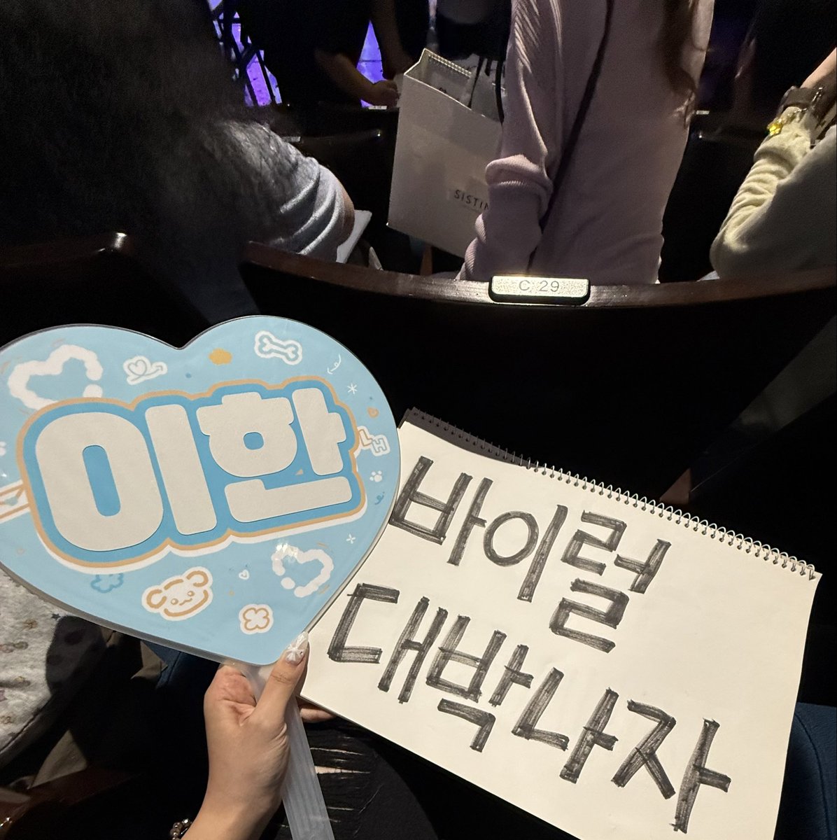 Ttul21's tweet photo. 뮤뱅지옥에갇힌여자 https://t.co/wLLSpFoORt