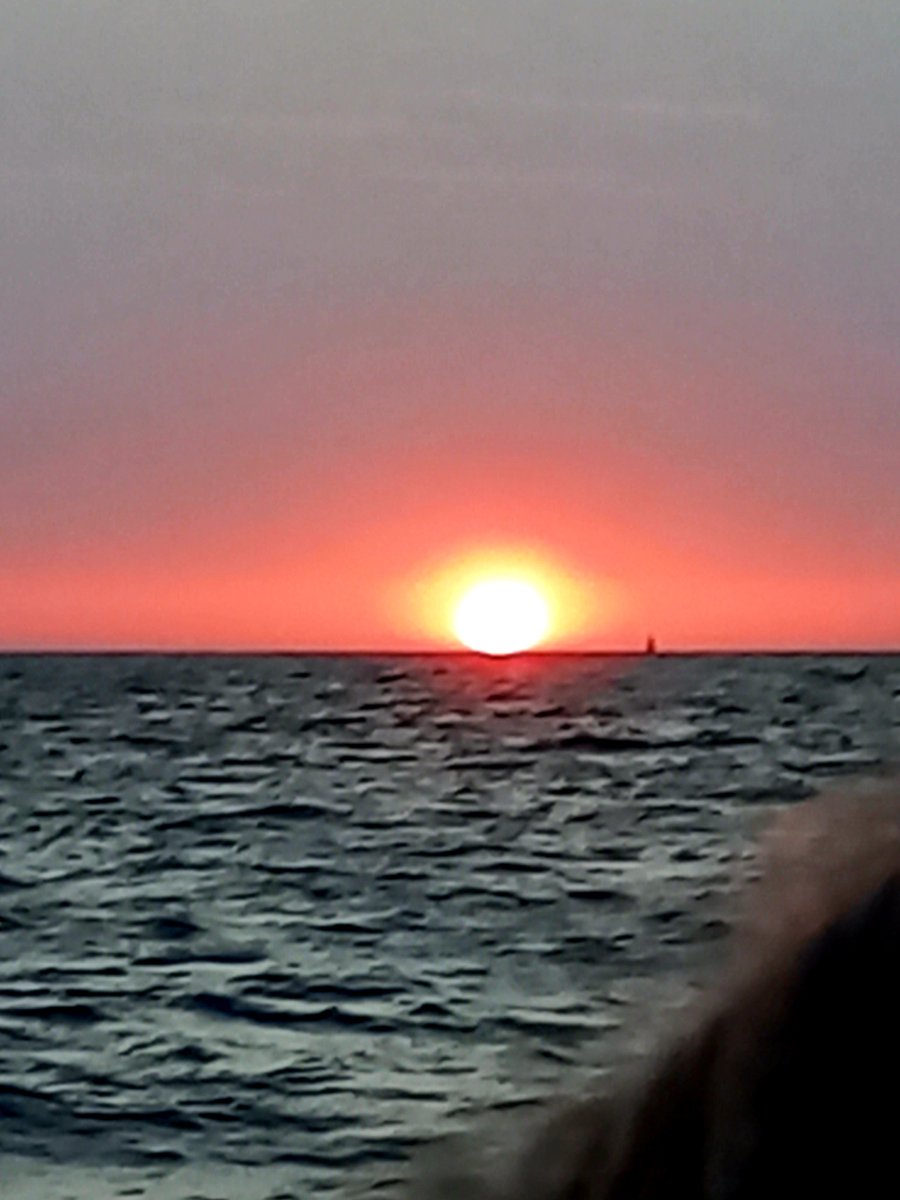 MarianMrquez4's tweet photo. Nací para habitar el mar,  buscadora de atardeceres que conspiran sobre una luna distante. El horizonte se sonroja, espejo de un halo refulgente que se solapa en una brisa estival, ajena a los aires difíciles.  #poesía #photography #Cádiz https://t.co/ZltutCpyqF