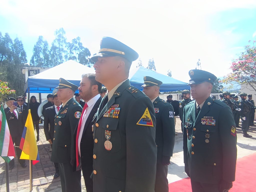 Ejercito_Div5's tweet photo. El comandante de la #PrimeraBrigada, junto a las autoridades del municipio de #Tibasosa, #Boyacá, presidió la imposición de una ofrenda floral en homenaje al Sargento Inocencio Chincá, al conmemorarse los 207 años de su fallecimiento. Un tributo a su valentía y legado en la Batalla del Pantano de Vargas.
#PatriaHonorLealtad