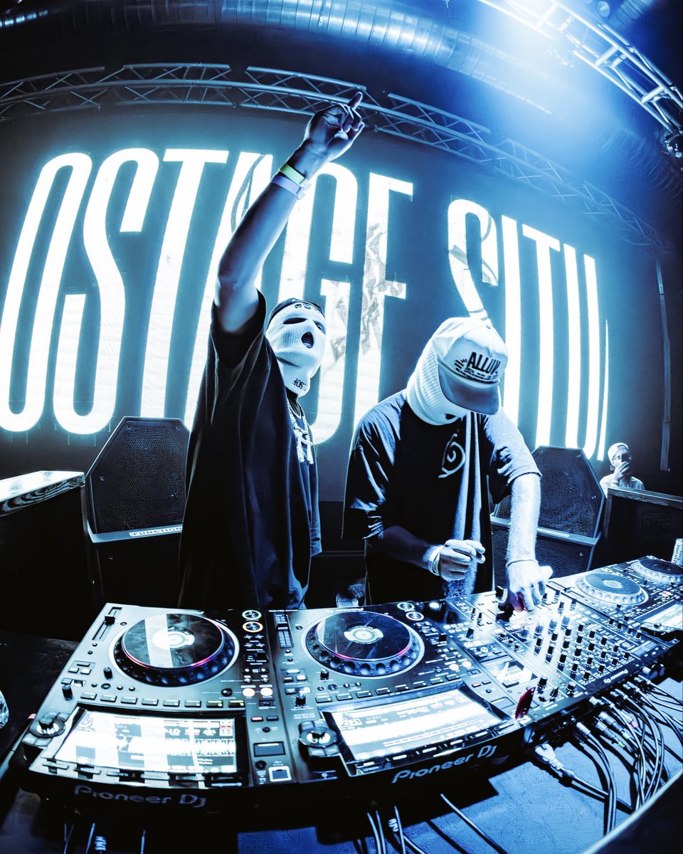 ductworkdallas's tweet photo. held captive by the bass all night 💥 @TheHostageMusic https://t.co/7wQfX30ywV