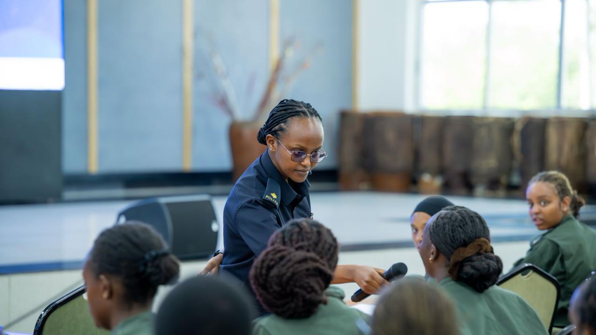 Unity_MemoryRw's tweet photo. Today, young officers from @Rwandapolice and @RwandaMoD engaged participants of Itorero #Indangamirwa16 in an inspiring dialogue on the power of youth in nation-building. 

Drawing from their own experiences, they challenged participants to turn ambition into action, embrace service and patriotism, and become a driving force behind Rwanda's continued transformation.

More pictures: https://t.co/JE1Bb3QqMW