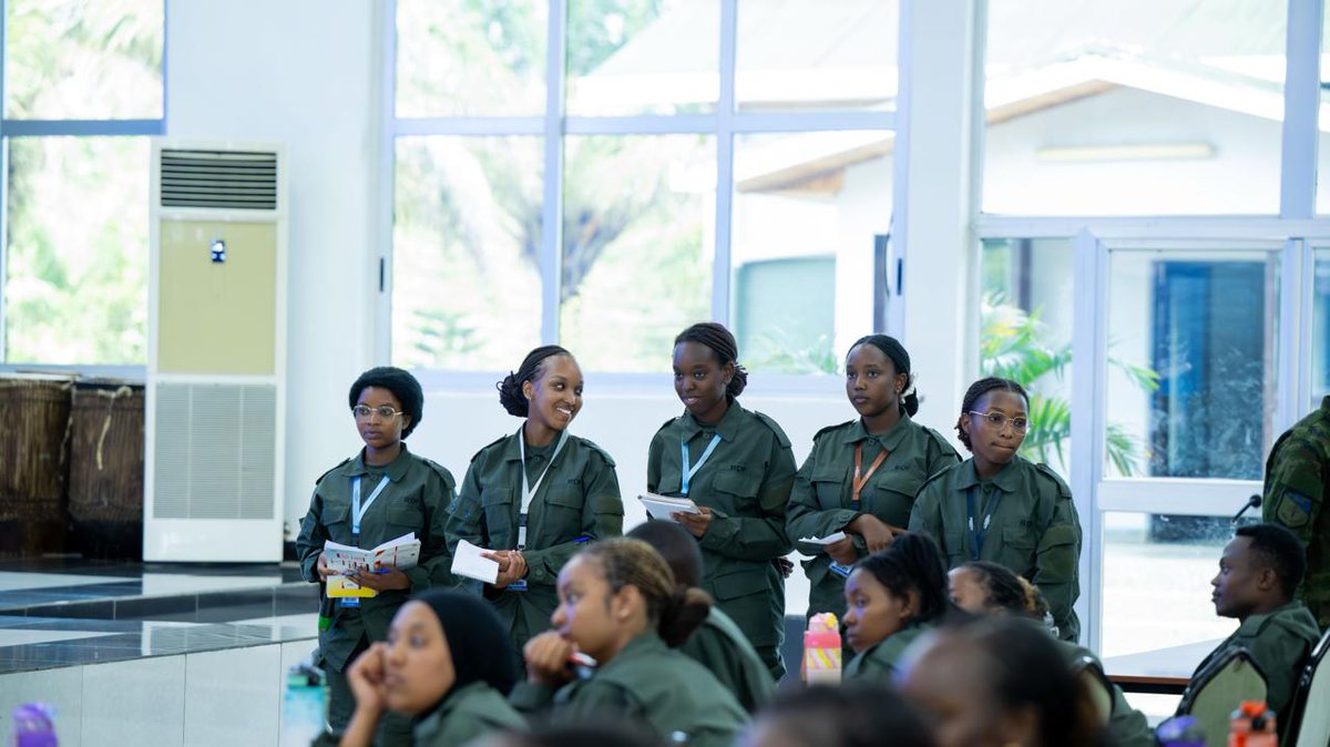 Unity_MemoryRw's tweet photo. Today, young officers from @Rwandapolice and @RwandaMoD engaged participants of Itorero #Indangamirwa16 in an inspiring dialogue on the power of youth in nation-building. 

Drawing from their own experiences, they challenged participants to turn ambition into action, embrace service and patriotism, and become a driving force behind Rwanda's continued transformation.

More pictures: https://t.co/JE1Bb3QqMW