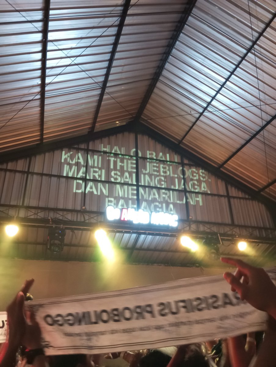 ghianaja's tweet photo. Gigs terakhir di bulan ini. Sekian terimakasih, kelarnya ada adegan meh kecemplung kalen😭🙌🏽 https://t.co/RQAyLN0ZPU