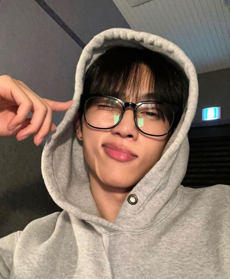sunwo_x's tweet photo. czesc👋jak wam wieczor mija ? https://t.co/JOygKKG0ze